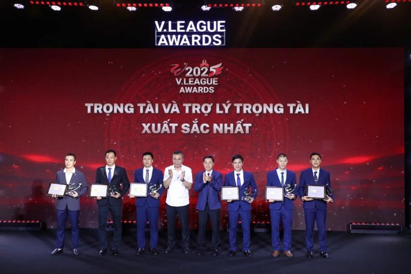 Thầy giáo Hoàng Ngọc Hà thiết lập kỷ lục: Lần thứ tư giành Còi vàng Việt Nam- Ảnh 1.
