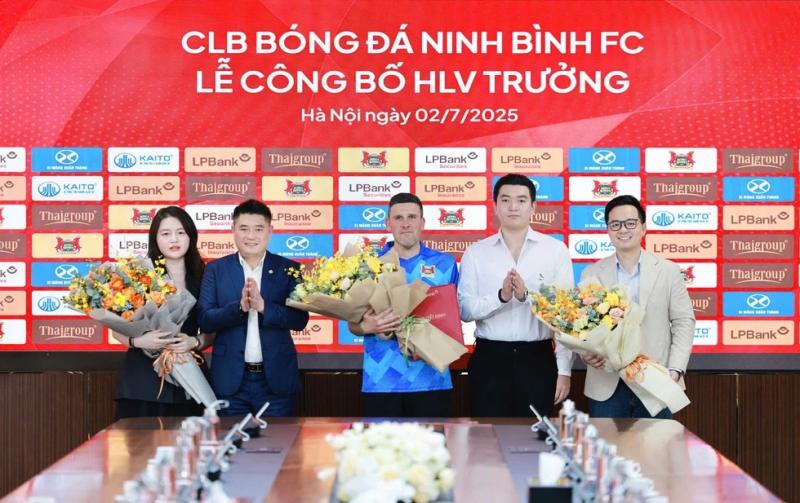 Tò mò lễ công bố tân HLV Tây Ban Nha của Ninh Bình: V-League khốc liệt ngay từ bây giờ- Ảnh 1.