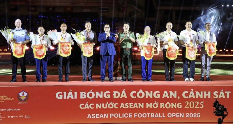 Thủ tướng Phạm Minh Chính dự lễ khai mạc giải bóng đá Công an-Cảnh sát ASEAN  - Ảnh 3.