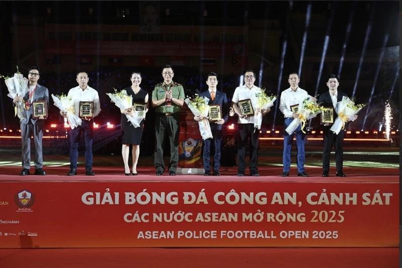 Thủ tướng Phạm Minh Chính dự lễ khai mạc giải bóng đá Công an-Cảnh sát ASEAN  - Ảnh 16.