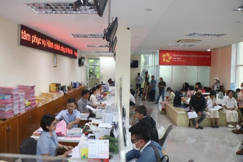 Ngày đầu vận hành, xã Nhà Bè bố trí hơn 20 cán bộ phục vụ người dân - Ảnh 1.