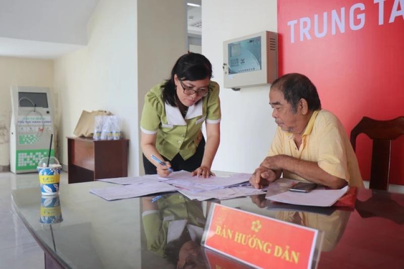 Ngày đầu vận hành, xã Nhà Bè bố trí hơn 20 cán bộ phục vụ người dân - Ảnh 4.