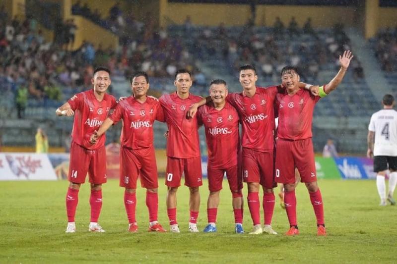 Văn Quyết cùng Lê Huỳnh Đức, Phạm Văn Quyến tỏa sáng: Đánh bại dàn huyền thoại M.U- Ảnh 2.
