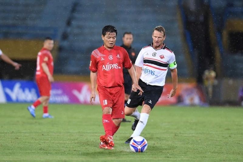 Văn Quyết cùng Lê Huỳnh Đức, Phạm Văn Quyến tỏa sáng: Đánh bại dàn huyền thoại M.U- Ảnh 3.