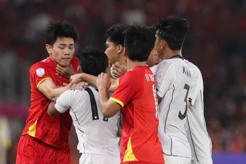 Đình Bắc về nước với đầy vết xước trên cổ nhưng chỉ nhớ đến... trọng tài thổi chung kết- Ảnh 3.