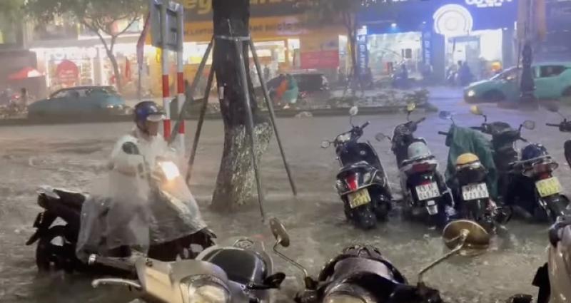 Mưa như trút nước khiến đường phố Đà Nẵng ngập nặng   - Ảnh 4.