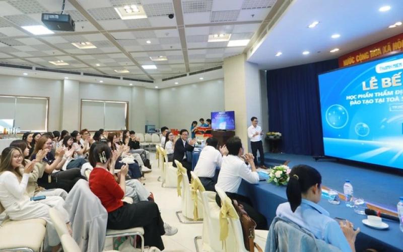 Báo Thanh Niên trao chứng nhận cho sinh viên ngành quan hệ công chúng Trường ĐH Văn Lang- Ảnh 1.
