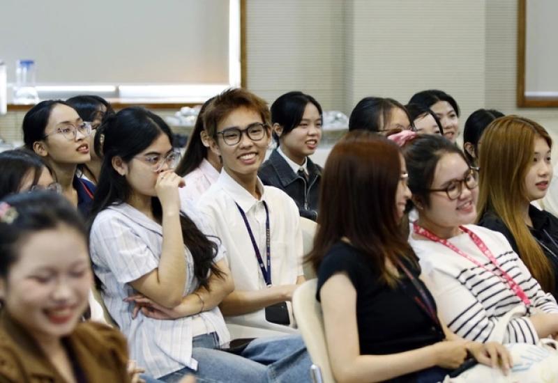 Báo Thanh Niên trao chứng nhận cho sinh viên ngành quan hệ công chúng Trường ĐH Văn Lang- Ảnh 7.