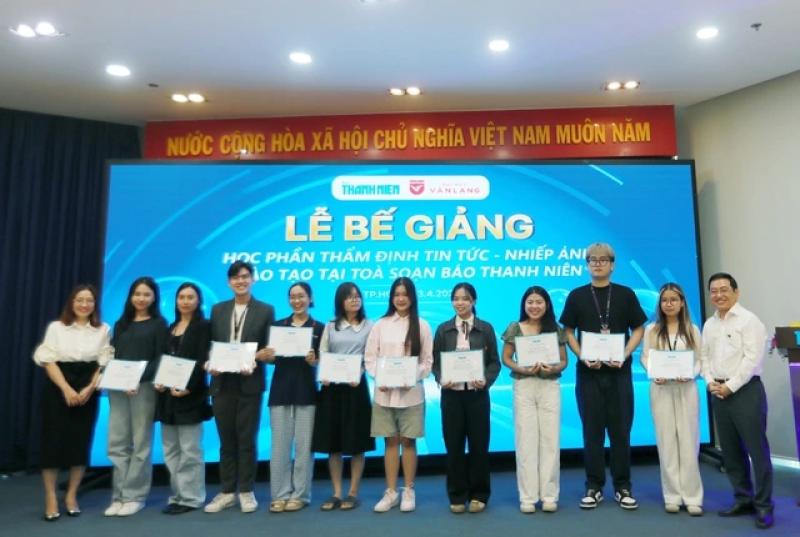 Báo Thanh Niên trao chứng nhận cho sinh viên ngành quan hệ công chúng Trường ĐH Văn Lang- Ảnh 3.
