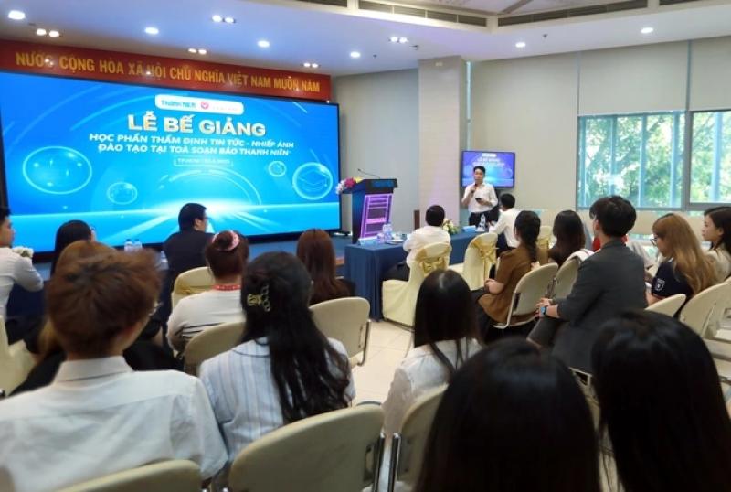 Báo Thanh Niên trao chứng nhận cho sinh viên ngành quan hệ công chúng Trường ĐH Văn Lang- Ảnh 2.