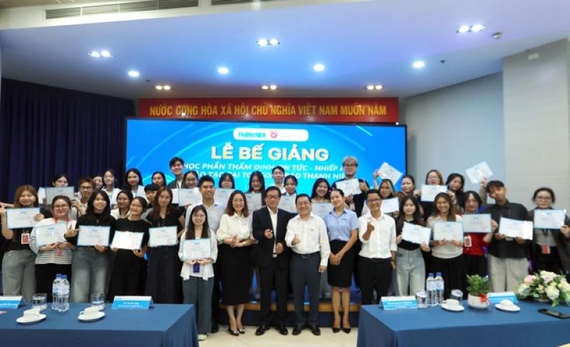 Báo Thanh Niên trao chứng nhận cho sinh viên ngành quan hệ công chúng Trường ĐH Văn Lang- Ảnh 5.