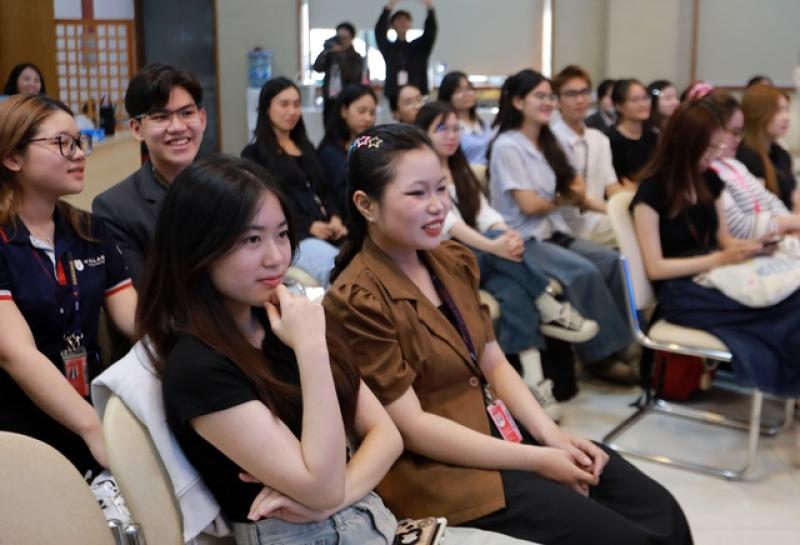 Báo Thanh Niên trao chứng nhận cho sinh viên ngành quan hệ công chúng Trường ĐH Văn Lang- Ảnh 6.