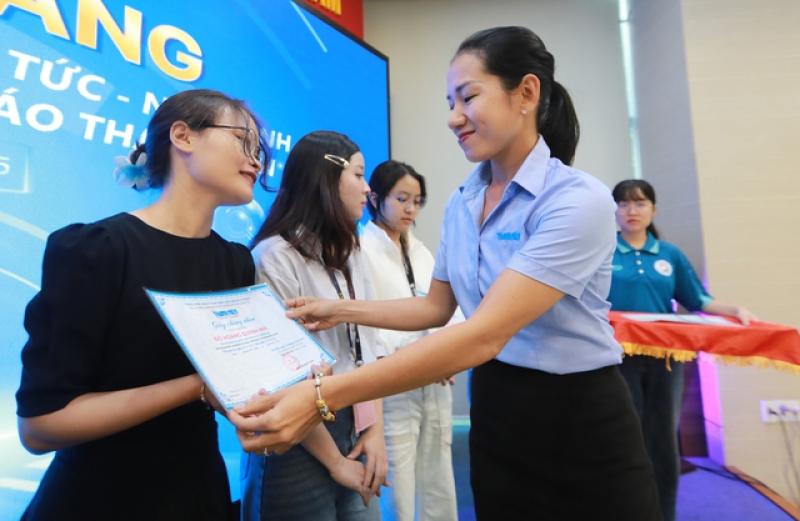 Báo Thanh Niên trao chứng nhận cho sinh viên ngành quan hệ công chúng Trường ĐH Văn Lang- Ảnh 4.