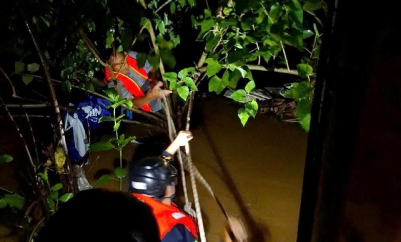 Mưa như trút nước khiến đường phố Đà Nẵng ngập nặng   - Ảnh 8.