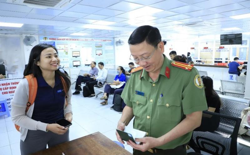 Công an Đồng Nai: 'Tăng ca' cấp định danh điện tử mức 2 cho người nước ngoài- Ảnh 1.