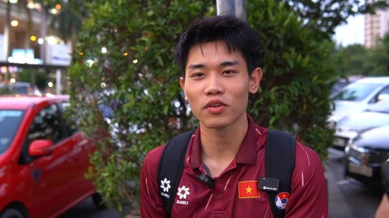 Đình Bắc về nước với đầy vết xước trên cổ nhưng chỉ nhớ đến... trọng tài thổi chung kết- Ảnh 4.