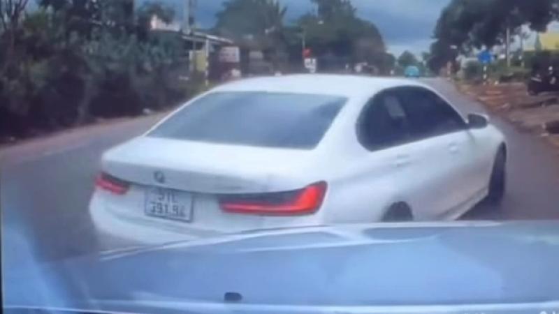 Nữ tài xế lái xe BMW vượt ẩu, tạt đầu chèn đường xe khác để 'dằn mặt' - Ảnh 1.