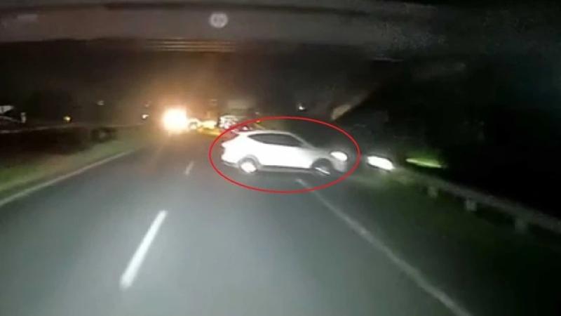 Kinh hoàng ô tô chạy ngược chiều, quay đầu trên cao tốc trong đêm - Ảnh 1.