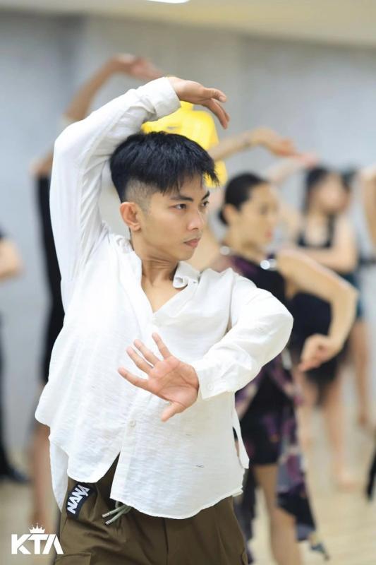 Showbiz 11.7: Phan Hiển đoạt 3 huy chương vàng; Trấn Thành: Tôi không phải ‘chồng quốc dân’- Ảnh 1.