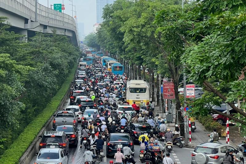 Nhiều xe máy đi sai làn sau khi dựng rào sắt trên đường Phạm Văn Đồng- Ảnh 10.