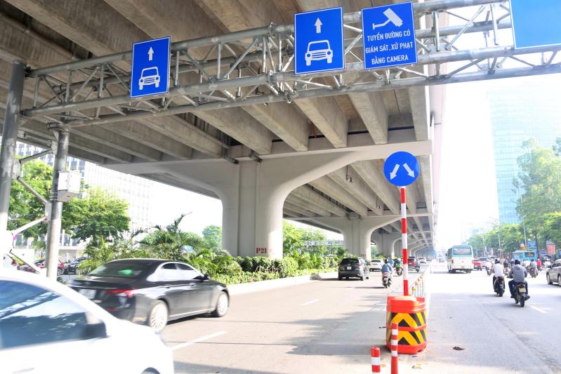 Nhiều xe máy đi sai làn sau khi dựng rào sắt trên đường Phạm Văn Đồng- Ảnh 1.