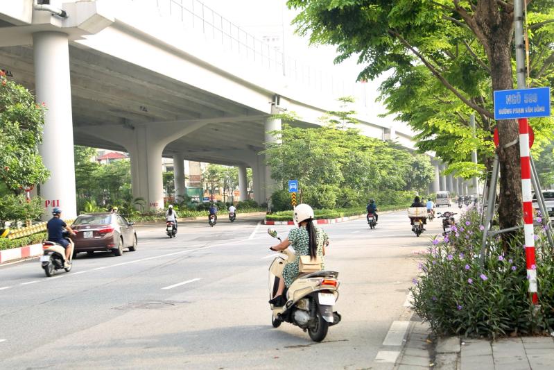 Nhiều xe máy đi sai làn sau khi dựng rào sắt trên đường Phạm Văn Đồng- Ảnh 8.