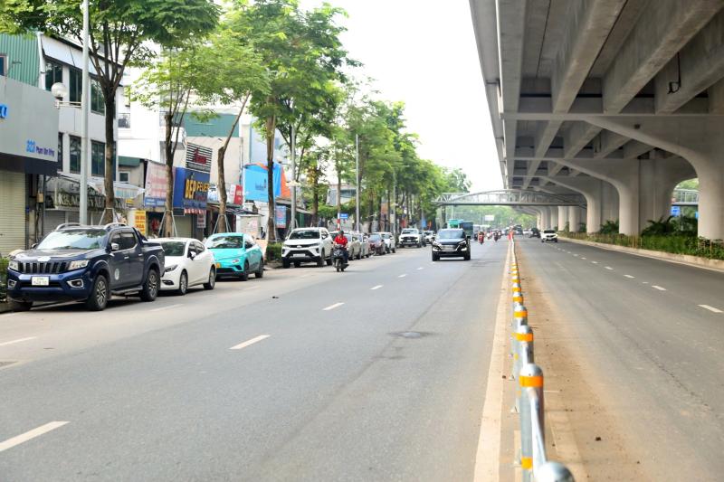 Nhiều xe máy đi sai làn sau khi dựng rào sắt trên đường Phạm Văn Đồng- Ảnh 9.