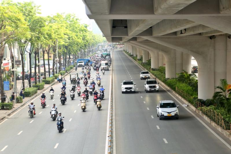 Nhiều xe máy đi sai làn sau khi dựng rào sắt trên đường Phạm Văn Đồng- Ảnh 2.