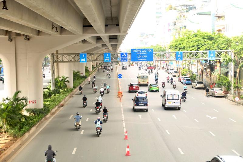 Nhiều xe máy đi sai làn sau khi dựng rào sắt trên đường Phạm Văn Đồng- Ảnh 12.