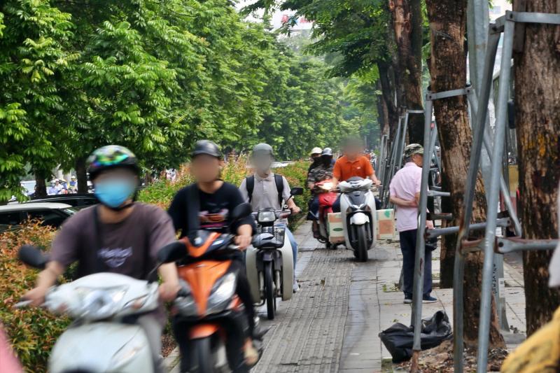Nhiều xe máy đi sai làn sau khi dựng rào sắt trên đường Phạm Văn Đồng- Ảnh 11.