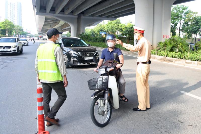Nhiều xe máy đi sai làn sau khi dựng rào sắt trên đường Phạm Văn Đồng- Ảnh 4.