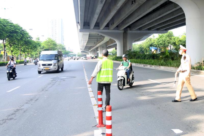 Nhiều xe máy đi sai làn sau khi dựng rào sắt trên đường Phạm Văn Đồng- Ảnh 5.