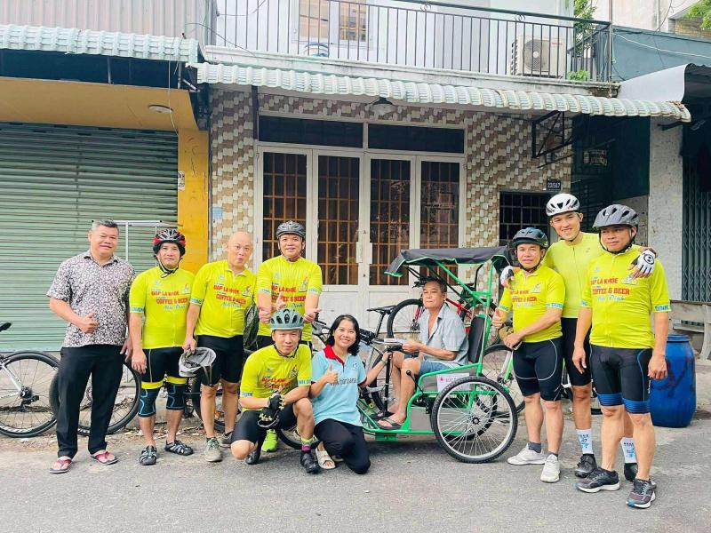 Tình người lan tỏa từ CLB xe đạp Bình Dương hỗ trợ người khuyết tật và khó khăn - Ảnh 1.