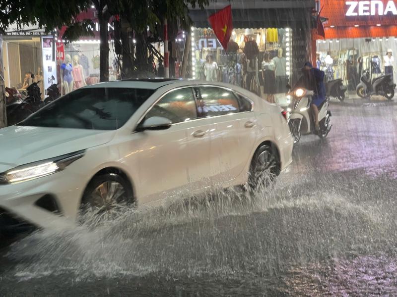  Chiều nay Hà Nội sẽ có mưa giông 'giải nhiệt' nắng nóng - Ảnh 1.