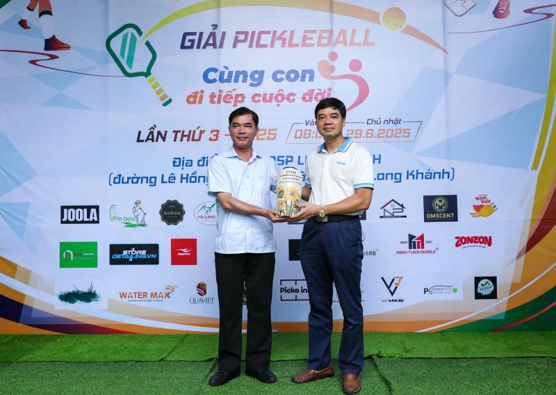 Trao trực tiếp 150 triệu đồng tại giải pickleball 'Cùng con đi tiếp cuộc đời' lần 3- Ảnh 23.
