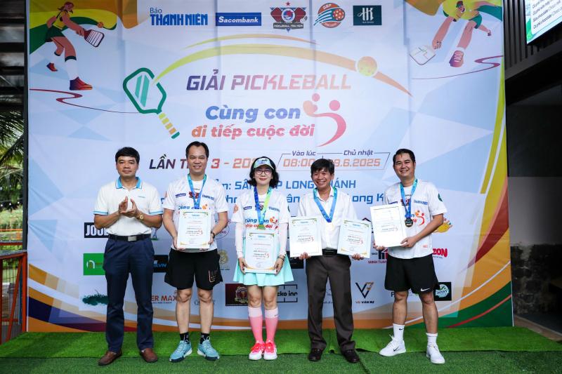 Trao trực tiếp 150 triệu đồng tại giải pickleball 'Cùng con đi tiếp cuộc đời' lần 3- Ảnh 19.