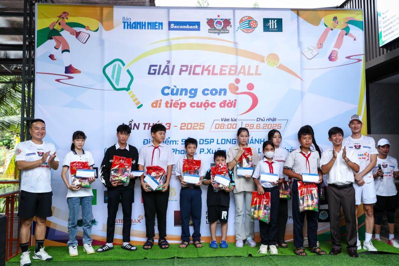 Trao trực tiếp 150 triệu đồng tại giải pickleball 'Cùng con đi tiếp cuộc đời' lần 3- Ảnh 12.