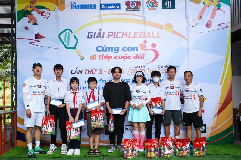 Trao trực tiếp 150 triệu đồng tại giải pickleball 'Cùng con đi tiếp cuộc đời' lần 3- Ảnh 13.