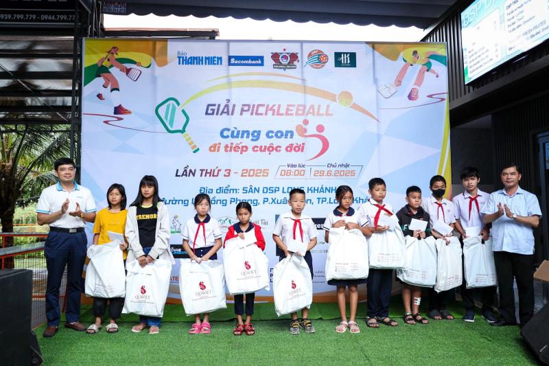 Trao trực tiếp 150 triệu đồng tại giải pickleball 'Cùng con đi tiếp cuộc đời' lần 3- Ảnh 10.
