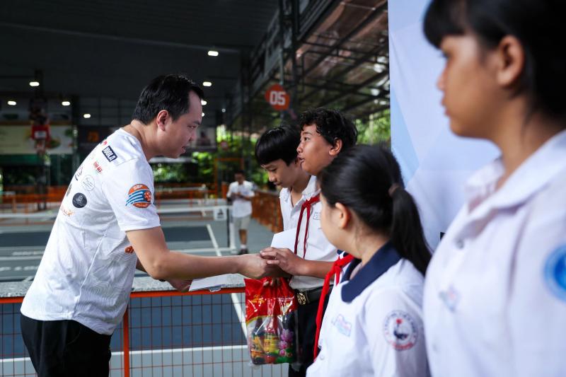 Trao trực tiếp 150 triệu đồng tại giải pickleball 'Cùng con đi tiếp cuộc đời' lần 3- Ảnh 9.