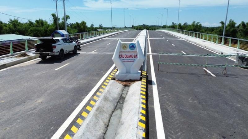 Cầu xây xong, đường chưa nối: Người dân sốt ruột chờ thông tuyến- Ảnh 2.