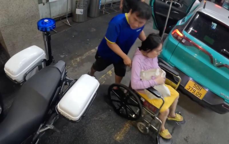 CSGT TP.HCM mở đường đưa thai phụ sắp sinh đến viện, tài xế không bị phạt nguội  - Ảnh 2.