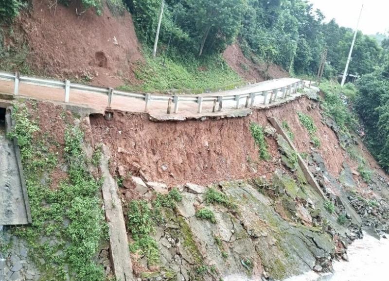 Quảng Trị: Ảnh hưởng bão số 3, nhiều nhà dân bị tốc mái, đổ sập- Ảnh 3.