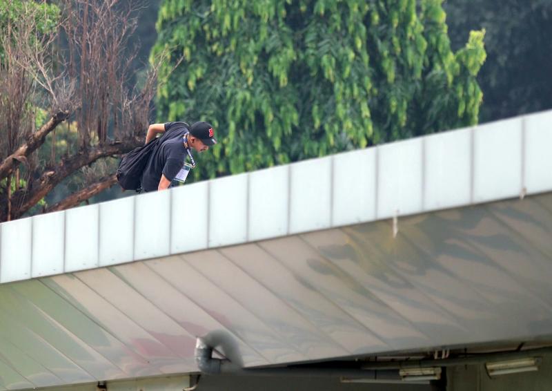 Nóng: U.23 Việt Nam bị ‘đột nhập’ buổi tập kín, ông Kim mời ra ngoài người lạ trên nóc nhà- Ảnh 3.