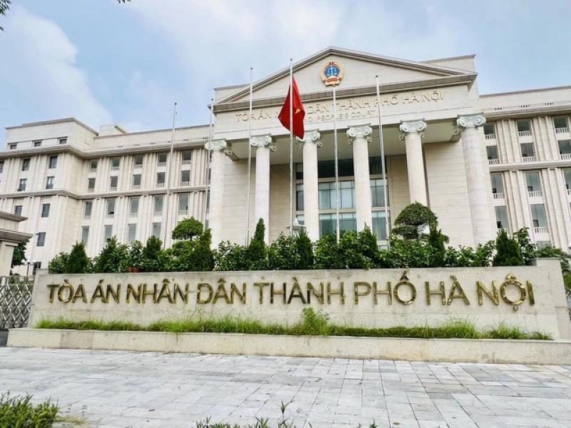Giám đốc lái xe Mercedes tông thẳng vào cán bộ kiểm sát và chấp hành viên- Ảnh 1.