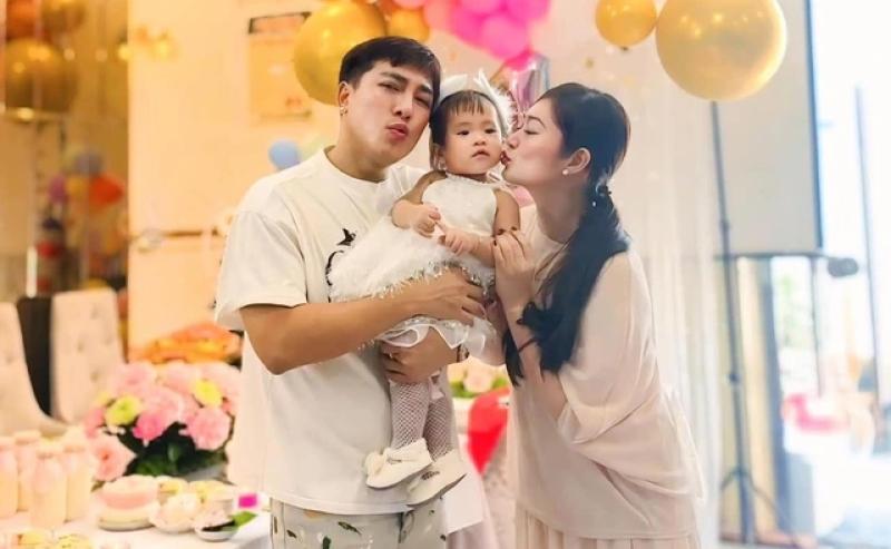 Showbiz 4.7: Thanh Trúc đăng ảnh bên Châu Khải Phong; Hồ Ngọc Hà gây xúc động - Ảnh 1.