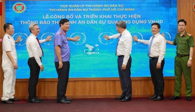 Vụ án Trương Mỹ Lan: Hơn 43.000 người được thông báo về thi hành án trên VNeID- Ảnh 1. Vụ án Trương Mỹ Lan: Hơn 43.000 người được thông báo về thi hành án trên VNeID- Ảnh 1.