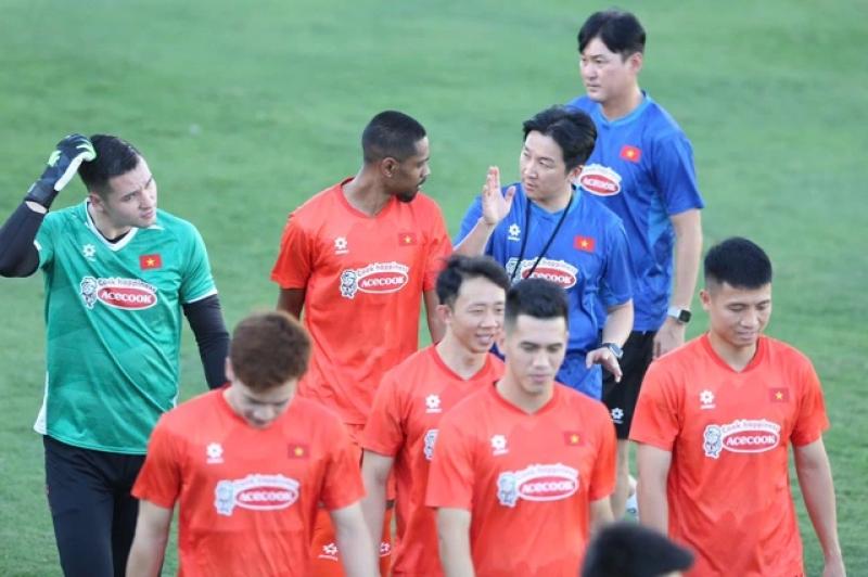V-League cần mời gọi Việt kiều giỏi: Muốn thắng Malaysia, hãy sử dụng cách này!- Ảnh 1.