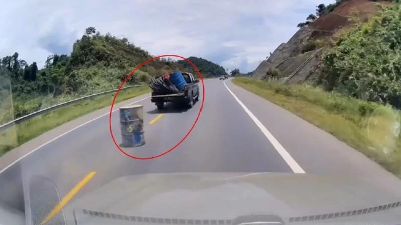 Xe bán tải 'đánh rơi' thùng phuy trên cao tốc, suýt gây tai nạn chết người - Ảnh 1.