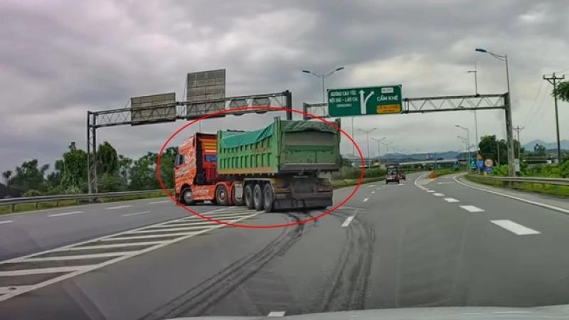 Kinh hoàng xe container quay đầu ‘như tự sát’ ngay trên cao tốc  - Ảnh 1.